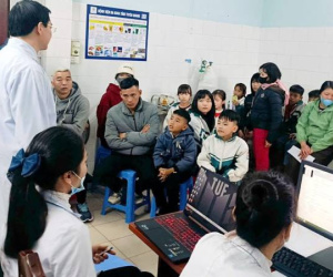 Chia nhau uống lọ nước màu hồng, 28 học sinh có biểu hiện lạ phải nhập viện
