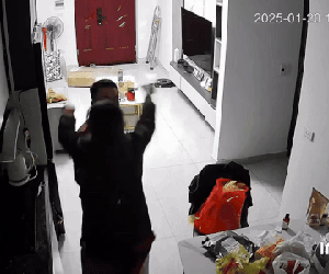 Camera ghi cảnh đôi vợ chồng làm ngân hàng ngã ra sàn nhà sau khi nhận thưởng Tết, biết con số mà thèm