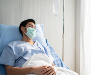 Con trai qua đời, bố mẹ nộp đơn kiện vì di chúc bất thường chỉ có tên 1 'người lạ', toà án ra phán quyết: 'Ông bà không được quyền thừa kế'