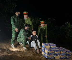 Bắt đối tượng vận chuyển pháo trái phép qua biên giới