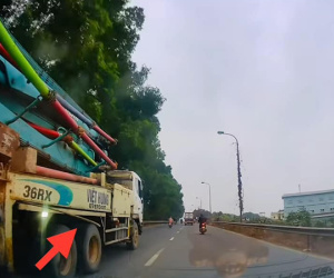 Thấy vật lạ nhô ra sau chiếc xe phun bê tông, tài xế vội hét lên cảnh báo vì thấy quá nguy hiểm