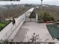 Camera ghi lại diễn biến hãi hùng khi xe máy phóng tốc độ kinh hoàng ngay ngã tư
