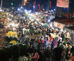 Hà Nội: Chợ hoa Quảng An chật cứng người trong đêm, một điều vẫn khiến nhiều người khó chịu