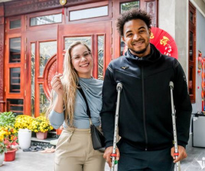 Vợ cầu thủ Xuân Son trang trí nhà cửa đón chồng về ăn Tết, phát lì xì cho fan nhí