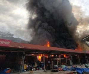 Cháy lớn chợ ở Hà Giang, nhiều ki-ốt chìm trong biển lửa