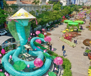 Cận cảnh nàng Tỵ cao 10 mét đội nón lá trên đường hoa Nguyễn Huệ, được mệnh danh là 'trùm cuối' linh vật 2025
