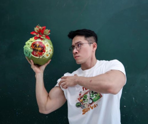 Chàng trai cơ bắp có tài trang trí dừa Tết, làm 1 tuần kiếm hơn 20 triệu đồng