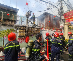 Cháy lớn 7 căn nhà ở trung tâm TPHCM chiều 29 Tết