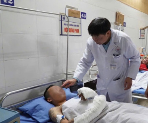 Tự chế pháo nổ, thanh niên 28 tuổi bị thương tích nặng, mất một ngón tay, mù mắt phải