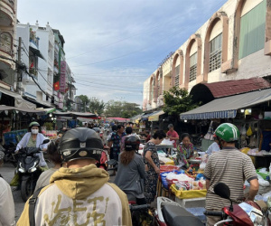 Thực phẩm mùng 2 Tết giá tăng nhẹ vẫn hút khách