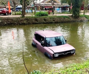 Xe ô tô điện rơi xuống sông ngày mùng Một Tết