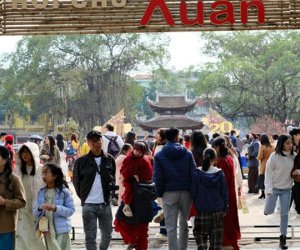 Hàng nghìn người dân Thủ đô xếp hàng xin chữ đầu năm ở Văn Miếu - Quốc Tử Giám