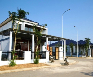 Nhận tiền 'trên trời rơi xuống', dân làng xây nhà tiền tỉ