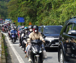 Người dân ùn ùn quay lại phố sau Tết, đỉnh đèo Hải Vân kẹt cứng xe