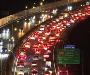 Ùn tắc suốt đêm gần 5km trên cao tốc cửa ngõ Hà Nội