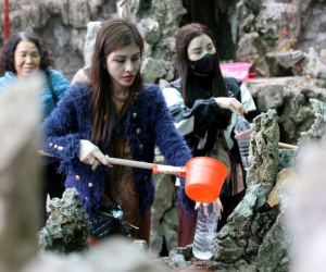 Đổ xô đi lấy nước 'giếng thần' ở Quảng Ninh về nhà uống dịp đầu năm