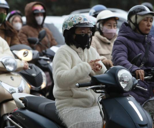 Nhiệt độ giảm sâu, người Hà Nội co ro đến công sở khai xuân