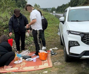 Dừng xe trên cao tốc 2 làn, trải chiếu bên lề đường ăn uống