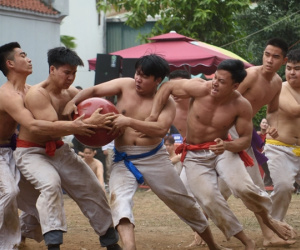 Kịch tính: Trai tráng Hà Nội cởi trần tranh đua quả cầu nặng gần 20kg, người dân hò hét cổ vũ