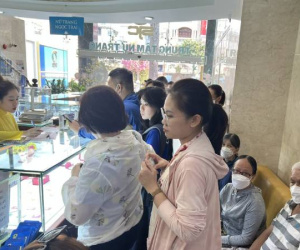'Rồng rắn' xếp hàng mua vàng trước ngày Thần Tài