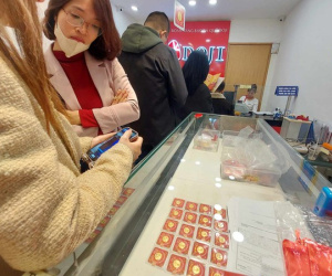 Người dân ồ ạt bán vàng, cửa hàng hết sạch tiền trả khách