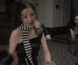 Công chúa Kpop bị phân biệt đối xử trầm trọng, fan tan đàn xẻ nghé đấu nhau cực căng!