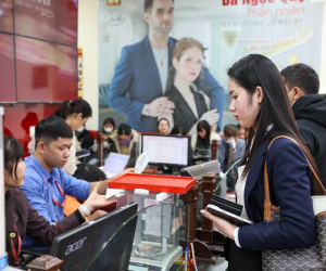 Khách xếp hàng chờ 3 tiếng đồng hồ mua 5 chỉ vàng nhẫn, tiệm quyết không bán hơn