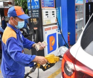 Giá xăng RON 95 giảm lần thứ ba liên tiếp