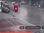 Tài xế ô tô mở cửa khiến người đi xe máy ngã văng ra đường: Pha bẻ lái 'xuất thần' của xe bán tải khiến tất cả thở phào