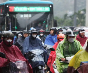 Người Hà Nội đội mưa mù, giá rét đến công sở