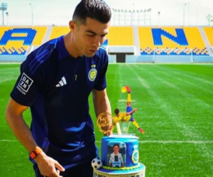 Ronaldo được Al Nassr tặng bánh sinh nhật độc đáo mừng 40 tuổi