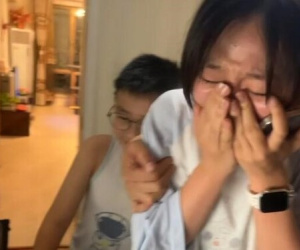 Thấy con dâu hì hục trong phòng, mẹ chồng ngó vào thì thấy cảnh tượng nóng mắt: 'Trời ơi, sao con dám...'