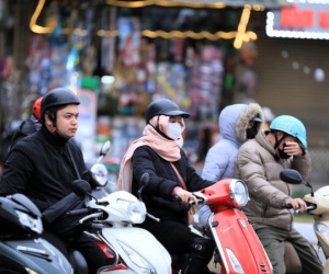 Dạo 1 vòng quanh Hà Nội ngày rét đậm 10 độ C: Người trùm che kín mít, người đốt lửa sưởi ấm
