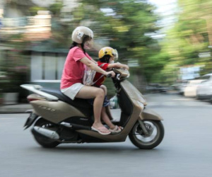 1 việc nguy hiểm mà nhiều phụ huynh vẫn làm với con, từ nay có thể bị phạt đến 10 triệu đồng