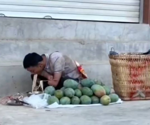 Bức ảnh người đàn ông bán xoài khiến hàng nghìn người bật khóc, hành động của 2 cô gái qua đường gây bất bình