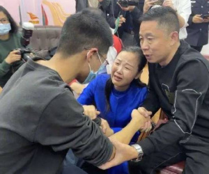 Quý tử tốt nghiệp ĐH 10 năm không về nhà, cha mẹ tìm con sắp nơi, khi tìm thấy lại như chết tim: 'Con ơi, sao lại…?'
