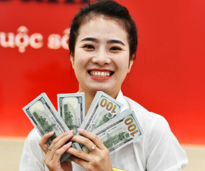 Giá USD ngân hàng vượt 25.600 đồng, cao chưa từng có