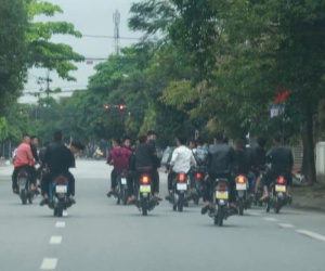 Quảng Ninh: Bắt giữ khẩn cấp 16 thanh thiếu niên dùng hung khí đánh nhau náo loạn đường phố