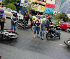 Nhớt loang cả trăm mét trên đường làm người đi xe máy ngã dúi dụi