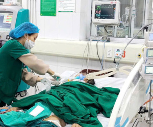 Uống rượu liên tục hơn 10 ngày, người đàn ông rơi vào tình trạng rối loạn ý thức, hôn mê sâu