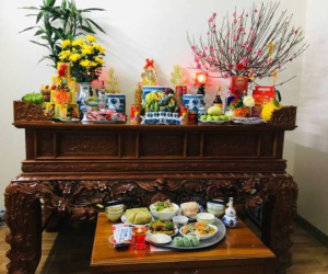 Cúng Rằm tháng Giêng đặt lọ hoa bên trái hay bên phải bàn thờ mới hút lộc? Tưởng đơn giản mà nhiều nhà làm sai