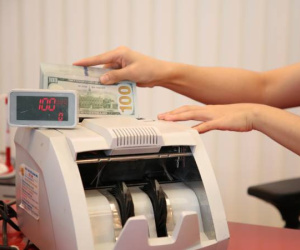 Giá vàng miếng SJC và USD lại gây bất ngờ vào cuối ngày