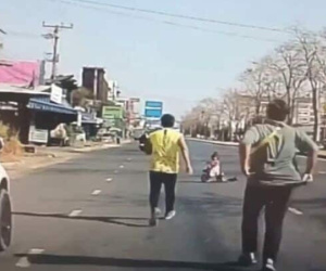 Bé gái 2 tuổi 'hồn nhiên' đi xe ba bánh ra giữa đường
