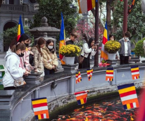Giới trẻ Hà Nội đổ đến chùa Hà ngày Valentine cầu tình duyên