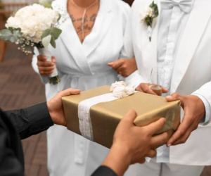 Mừng bạn 1 chỉ vàng, ngày cưới cô gái nhận lại chiếc ga giường