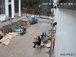 Cụ bà 'hết hồn' khi đốt rác nhưng có pháo nổ bên trong