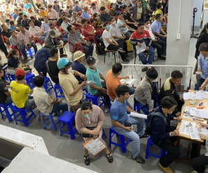 Đổi giấy phép lái xe ở TPHCM: Xếp vòng trong vòng ngoài, mới 7h đã hết số thứ tự