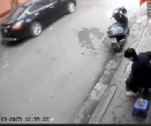 Hy hữu nam thanh niên nghi say thuốc lào ngã ra đường bị ô tô tông trúng