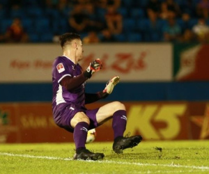 Thủ môn Filip Nguyễn liên tục mắc sai lầm khó hiểu, HLV Kim Sang-sik khó bề yên tâm
