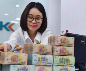 Cả nghìn nhân viên ngân hàng bị cắt giảm; diễn biến lạ của giá vàng